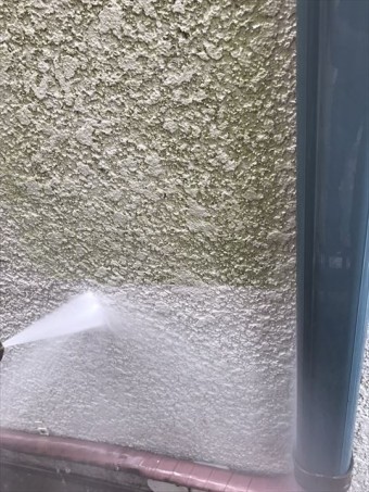 外壁洗浄中