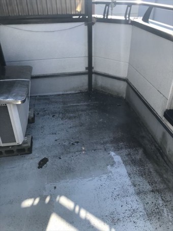 ベランダ床洗浄前
