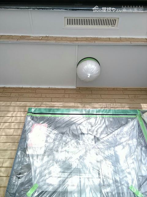 軒天塗装中