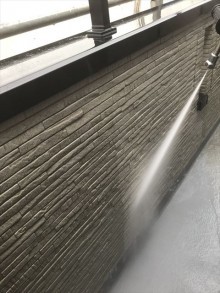 外壁洗浄中