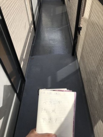 ベランダ防水塗装中
