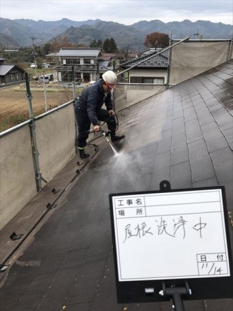 屋根洗浄中