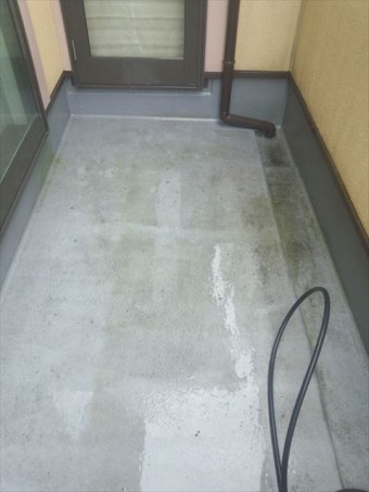 ベランダ床洗浄前