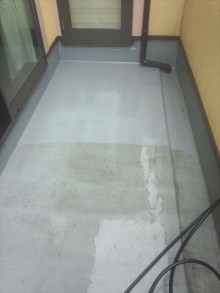 ベランダ床洗浄中