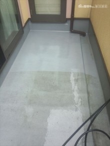 ベランダ床洗浄中