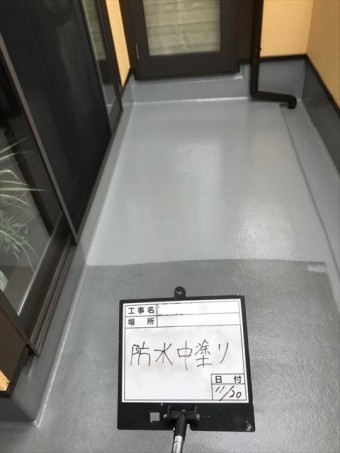 ベランダ防水塗装中塗り