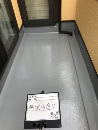 ベランダ防水塗装中塗り完了