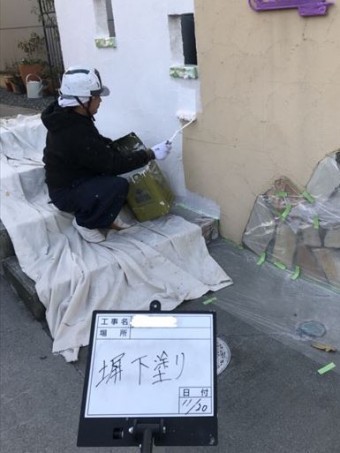 塀下塗り中