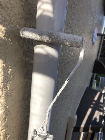 縦樋塗装2回目施工中