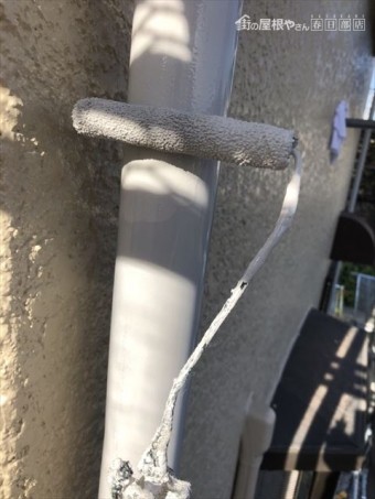 縦樋塗装2回目施工中