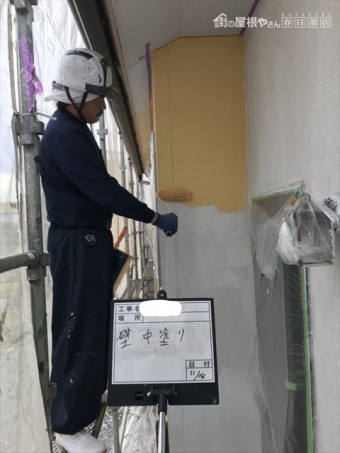 外壁中塗り中