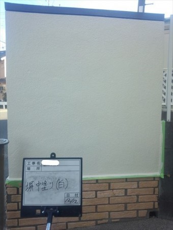 塀中塗り完了