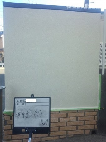 塀中塗り完了