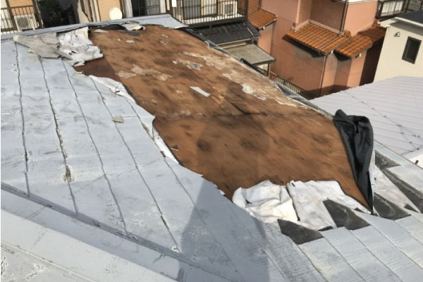 台風で捲れた屋根材