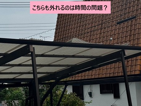 外れる寸前の屋根材