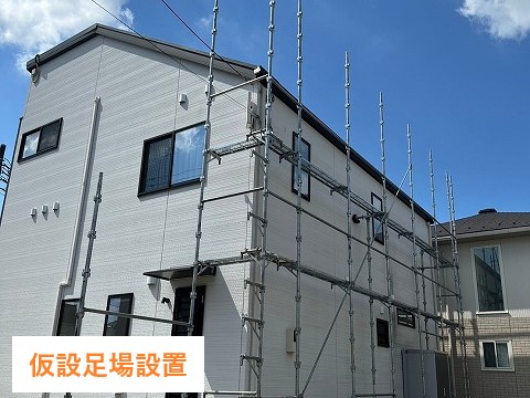 白岡市で行った屋根の雪止め設置と落雪防止ネットの工事をご紹介します。 冬が近づくにつれ、「屋根からの落雪が心配」というご相談が増えてきますが、今回のお客さまもまさにその一人でした。 既存の雪止めが曲がってしまっていたことに加え、ソーラーパネルが載った屋根面にも対策が必要とのことで、雪止めの再設置と落雪防止ネット（屋ネット）の取り付けをご提案しました。 工事では安全性と耐久性を重視し、屋根材や傾斜に適した方法で施工を進めていきましたので、その様子を詳しくお伝えします。