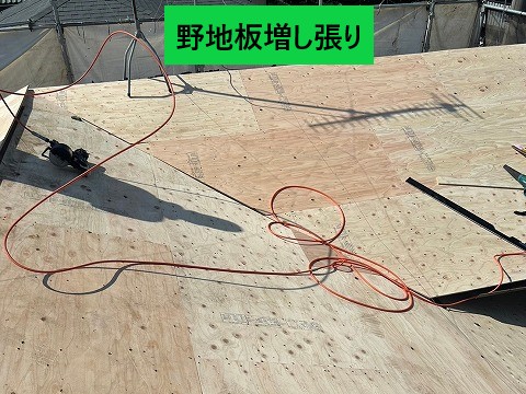 野地板を増し張りします