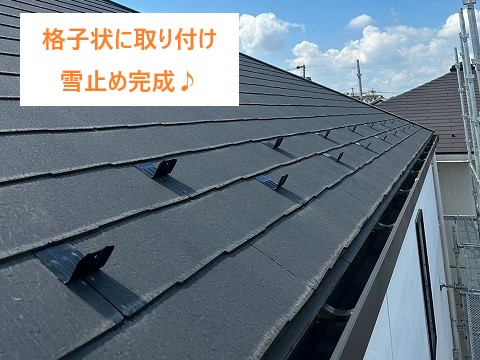 建物全体を囲むように設置された足場が写っており、工事に向けて安全な作業環境が整えられていることが分かります。 高さのある屋根作業では足場の安定性が欠かせず、職人が安全に動けるかどうかは工事品質にも影響します。 周囲の住宅との距離も近いため、細心の注意を払いつつの作業になると現場でも確認されました。