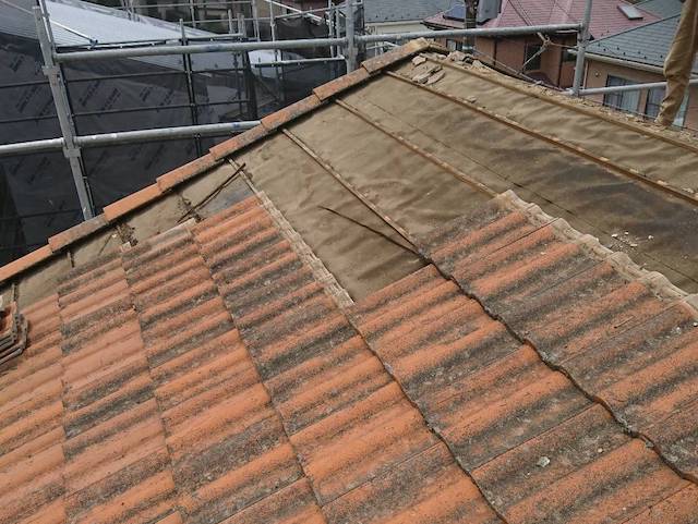 屋根瓦の撤去