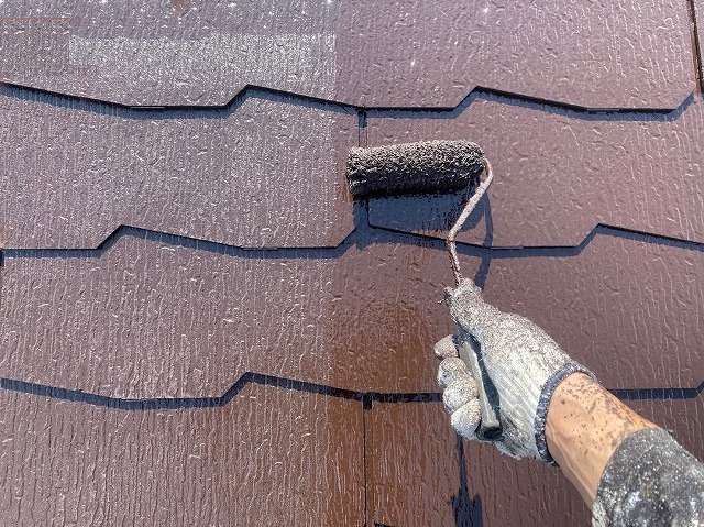 屋根の上塗り作業