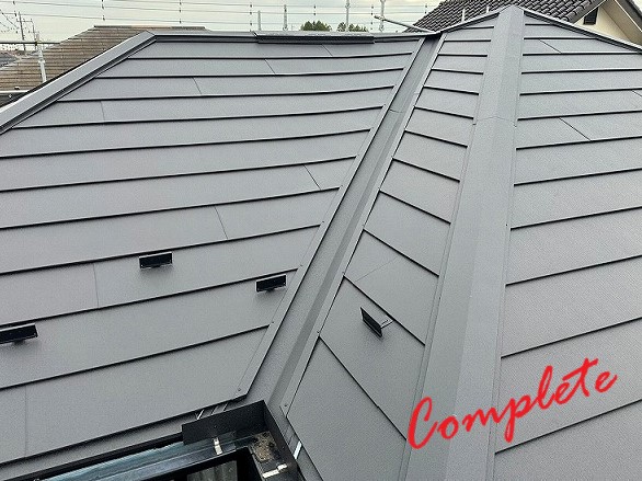 SGL鋼板　スーパーガルテクト使用して屋根工事　カバー工法を実施