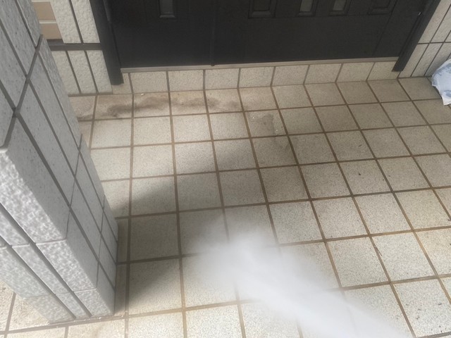 玄関ポーチの高圧洗浄