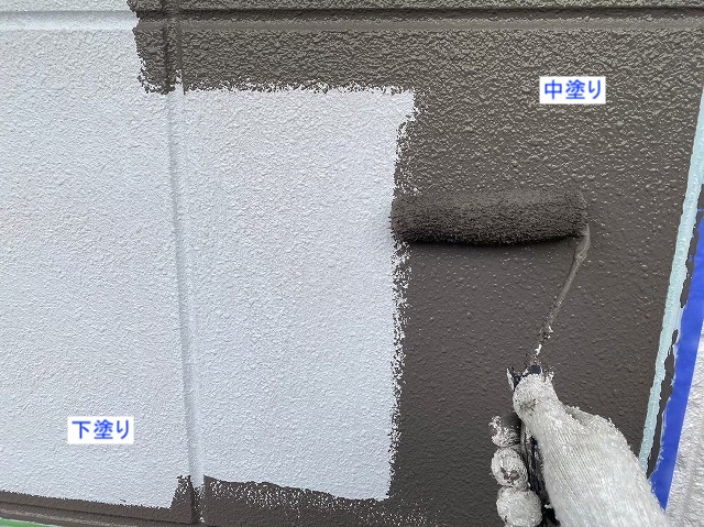 外壁の中塗り作業