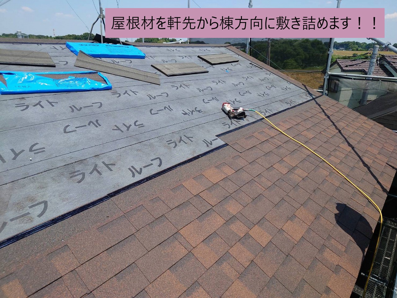 屋根材のアスファルトシングルを敷きます