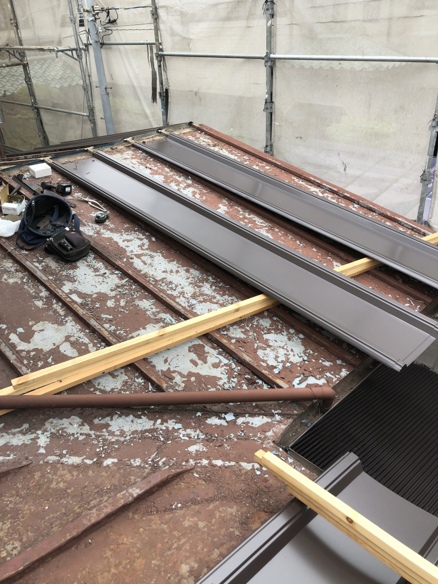 久喜市栗橋東の下屋根カバー工法施工をしました。