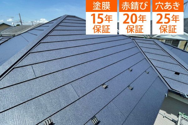 既存屋根を整えた後、防水紙を全面に敷設していきました。 使用したのは耐久性と防水性の高いシートで、屋根材の下で長期間効果を発揮するものです。 重ね幅や貼り方向に細かなルールがあり、職人が手作業で確実に張り込んでいく姿が印象的です。 見えない部分だからこそ、ていねいな施工が家を守る要となります。